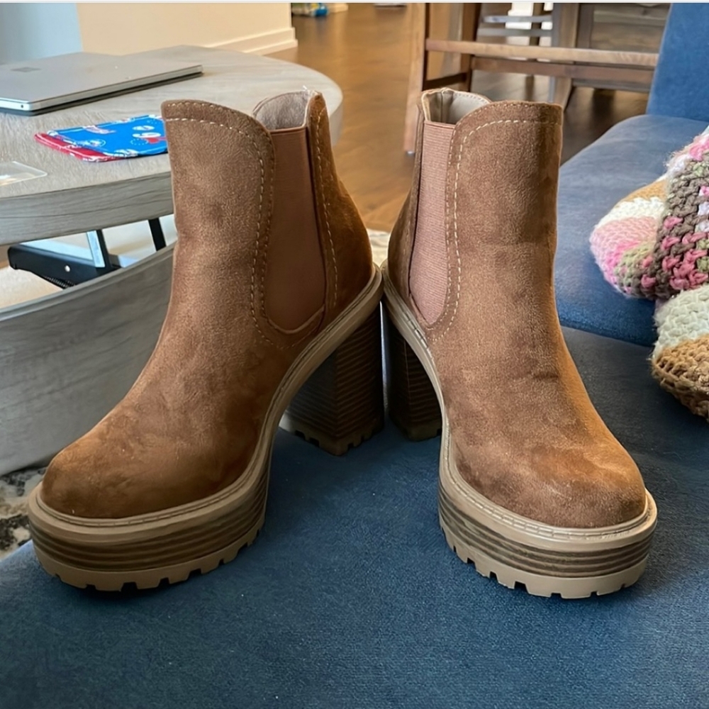 Like NEW brown suede soda pioneer booties size 6
